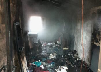 Un incendio calcina la habitación de una vivienda en Tameiga