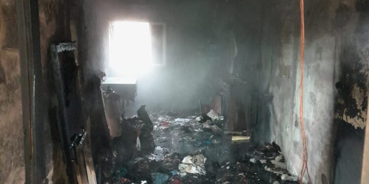 Un incendio calcina la habitación de una vivienda en Tameiga