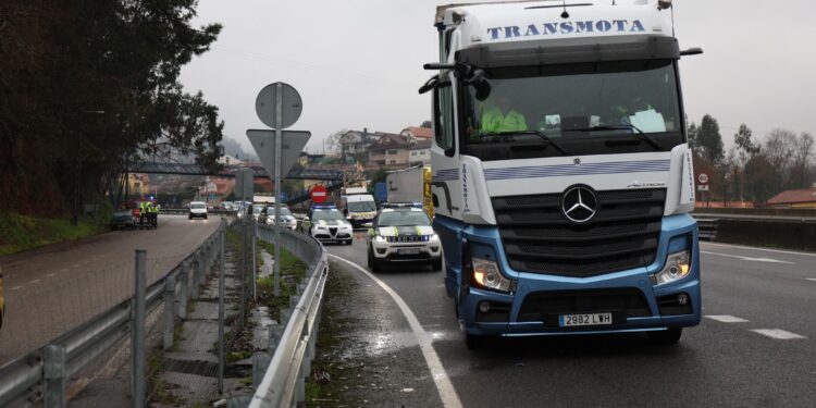 Investigan el grave atropello a un peatón en la autovía A-55 en Mos