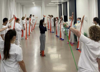 Ejercicio físico en el Álvaro Cunqueiro para reducir el estrés y mejorar el estado de ánimo del personal