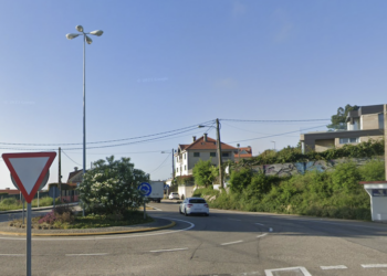 Dos heridos tras chocar un vehículo contra dos señales en Nigrán