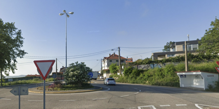 Dos heridos tras chocar un vehículo contra dos señales en Nigrán