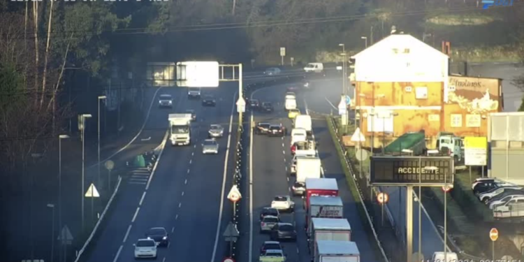 Retenciones de cuatro kilómetros en la A55 por un accidente en Mos