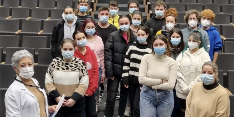 Una nueva generación de TCAE inicia sus prácticas en el Cunqueiro