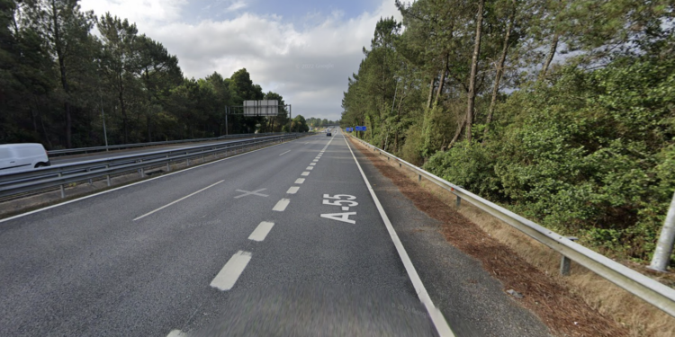 Un camionero rescata en O Porriño a un motorista que chocó contra un árbol en la autovía