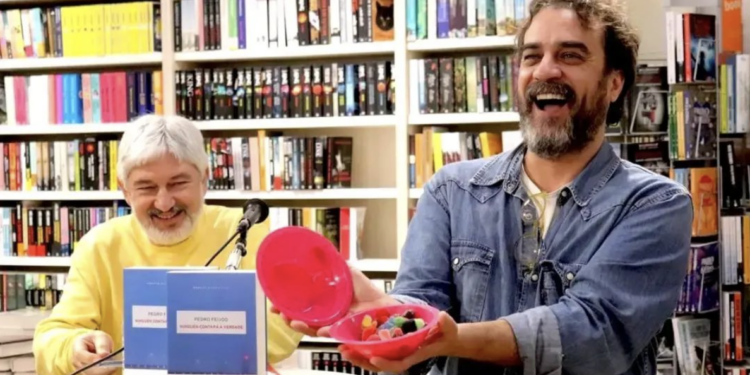 Pedro Feijoo firma en Librouro «Ninguén contará a verdade», su novela ganadora del Premio Xerais