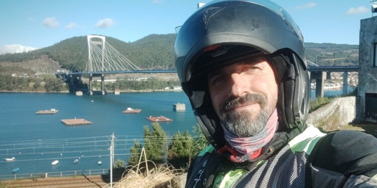 Dashnor Balliu, dos ruedas y un viaje épico que pasa por Vigo