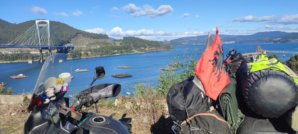 Dashnor Balliu, dos ruedas y un viaje épico que pasa por Vigo