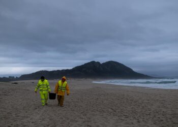 Nuevo pronóstico para la avalancha de pélets: viento y corriente empujan el vertido al Cantábrico