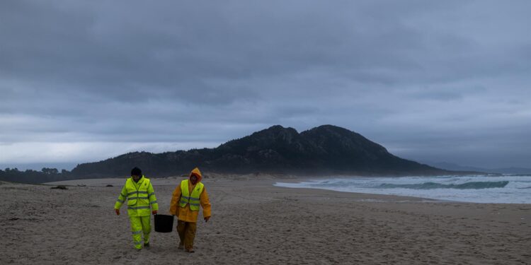 Nuevo pronóstico para la avalancha de pélets: viento y corriente empujan el vertido al Cantábrico