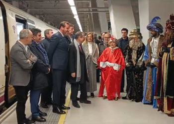 Los Reyes Magos llegan a Vigo en tren rodeados de una alta expectación y cargados de regalos y caramelos