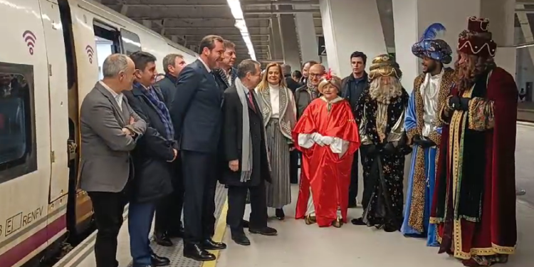 Los Reyes Magos llegan a Vigo en tren rodeados de una alta expectación y cargados de regalos y caramelos