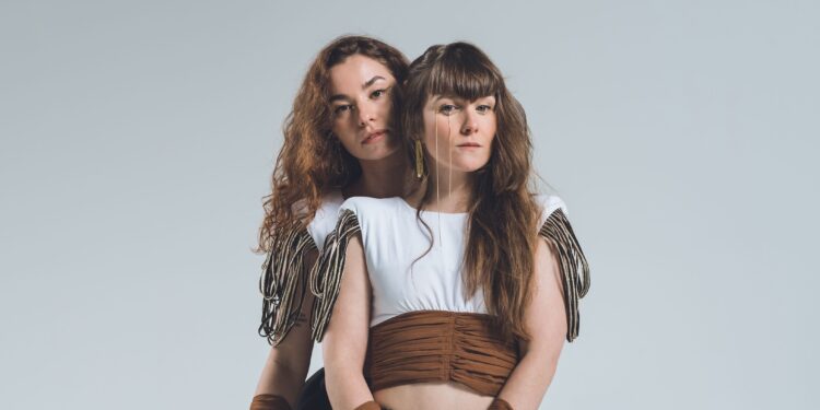 Fillas de Cassandra penduran o cartel de «completo» no Mar de Vigo