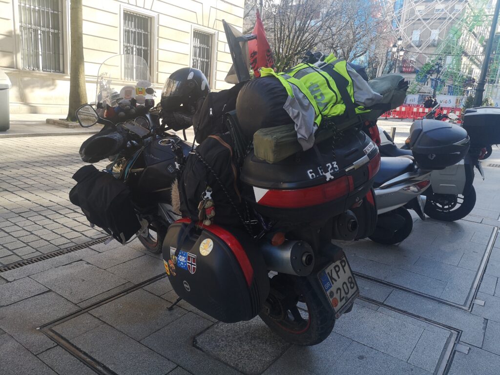 Dashnor Balliu, dos ruedas y un viaje épico que pasa por Vigo