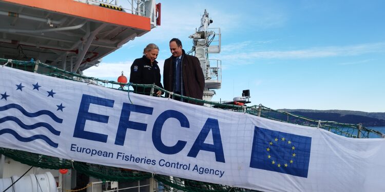 Vigo recibe al «Ocean Protector», uno de los tres barcos fletados por la Agencia Europea de Pesca