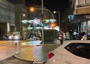 La señal tapa el semáforo de peatones