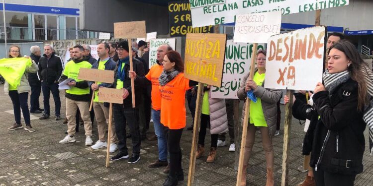 Afectados por Comunidades de Montes se concentran en Vigo contra el «expolio» de propiedades por los comuneros de Cabral