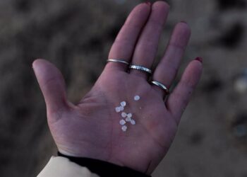 La marea blanca de plástico alcanza la ría de Vigo: pellets en playas de Cangas y Nigrán