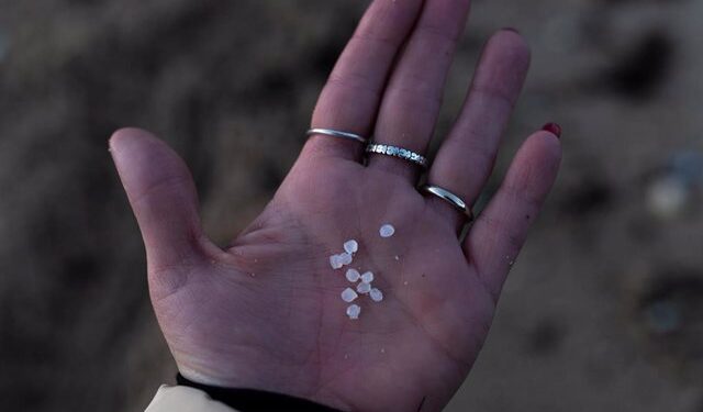 La marea blanca de plástico alcanza la ría de Vigo: pellets en playas de Cangas y Nigrán