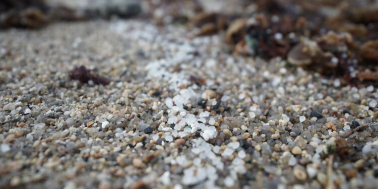 La Xunta calcula que sus efectivos recogieron de las playas el sábado el equivalente a siete sacos de pélets