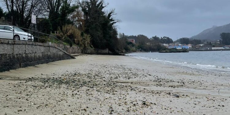 La Fiscalía de Medio Ambiente abre diligencias por el vertido de pellets de plástico en la costa gallega