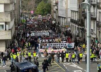 Miles de personas llenan Santiago contra la gestión del vertido de pélets: «La gota que colma el vaso»