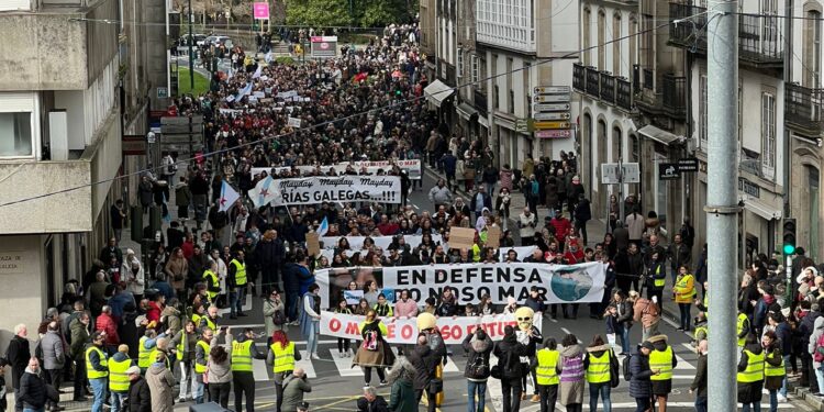 Miles de personas llenan Santiago contra la gestión del vertido de pélets: «La gota que colma el vaso»