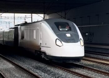 Así circula el nuevo tren Avril a 180 km/h entre Redondela y Vigo