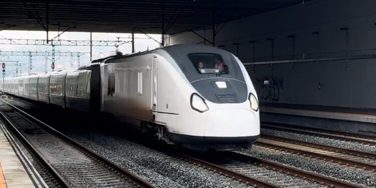 Así circula el nuevo tren Avril a 180 km/h entre Redondela y Vigo