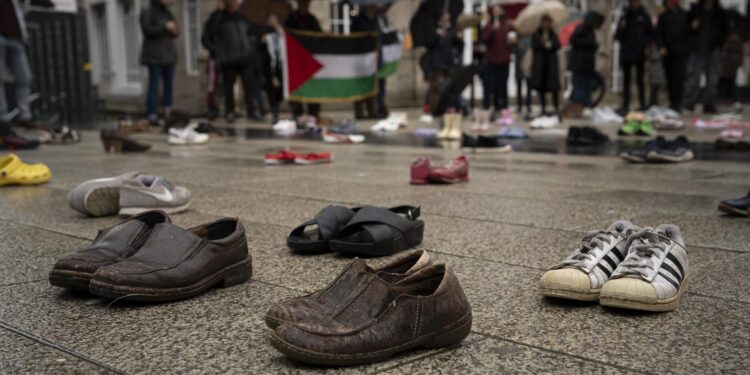 Decenas de zapatos recuerdan a las víctimas palestinas de la guerra en Gaza en actos por toda Galicia