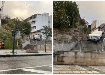 Un despiste provoca que un coche se quede atrapado en unas escaleras