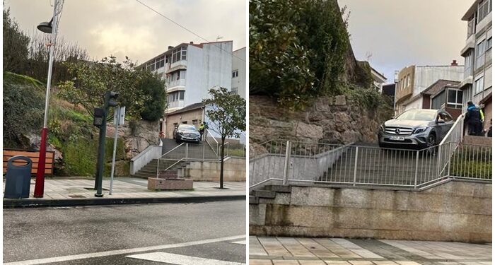 Un despiste provoca que un coche se quede atrapado en unas escaleras