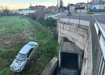 Aterriza en un campo en Coruxo tras «volar» unos 10 metros desde una rotonda