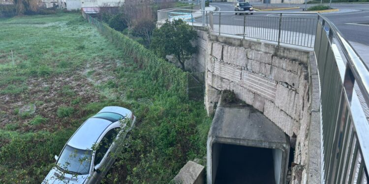 Aterriza en un campo en Coruxo tras «volar» unos 10 metros desde una rotonda