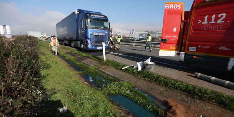 Un camión, implicado en un accidente en la A-55 en Budiño