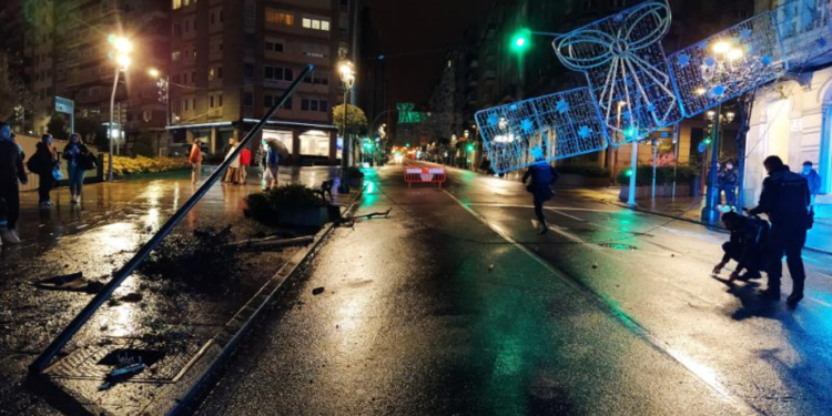 Detenido tras atropellar a un peatón, destrozar mobiliario urbano y darse a la fuga