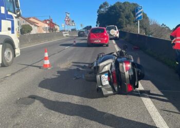 Nuevas retenciones en la A-52 sentido Vigo por la avería de un trailer y una colisión con un motorista implicado