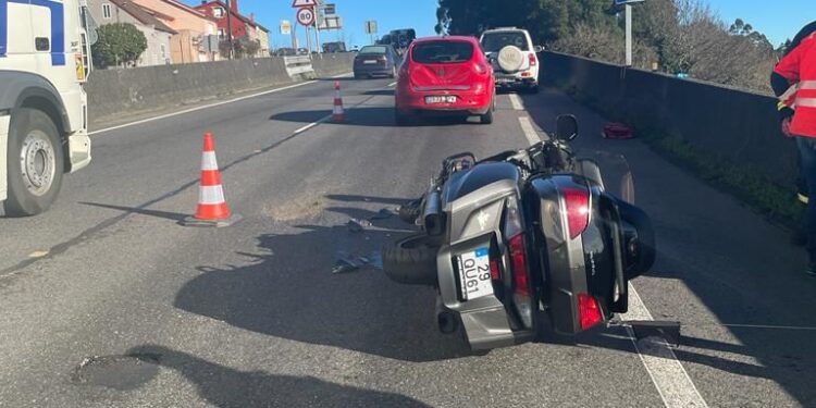 Nuevas retenciones en la A-52 sentido Vigo por la avería de un trailer y una colisión con un motorista implicado