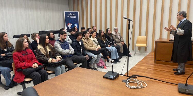 Alumnos del Colegio Vivas, durante un juicio celebrado en Vigo.