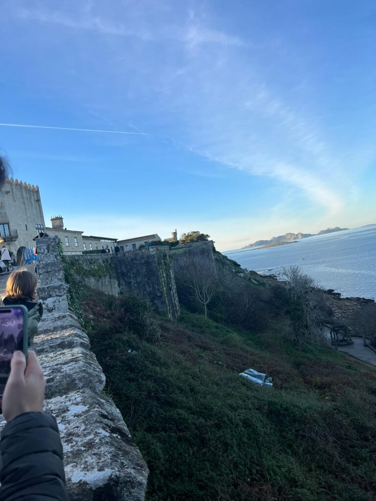 Un coche se despeña desde el aparcamiento del Parador de Baiona