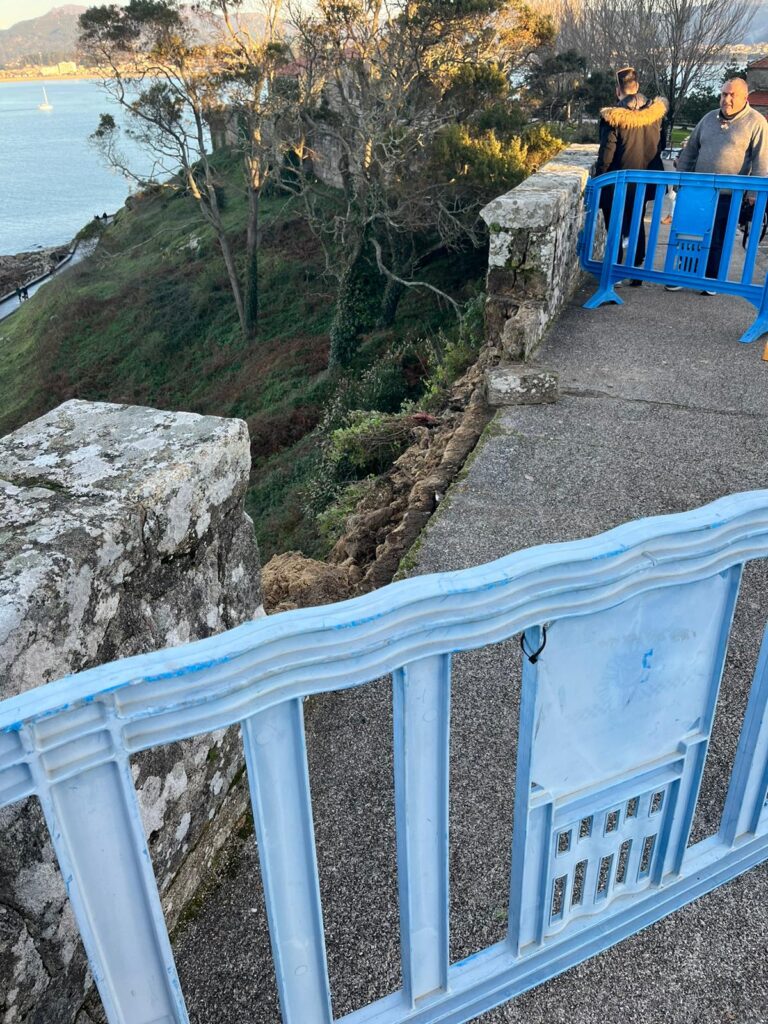 Un coche se despeña desde el aparcamiento del Parador de Baiona