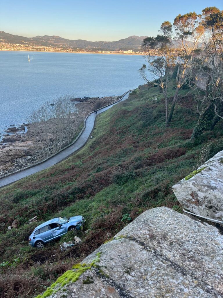 Un coche se despeña desde el aparcamiento del Parador de Baiona