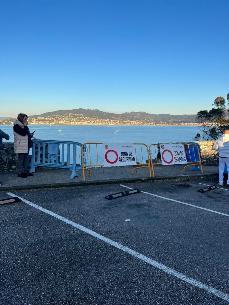 Un coche se despeña desde el aparcamiento del Parador de Baiona