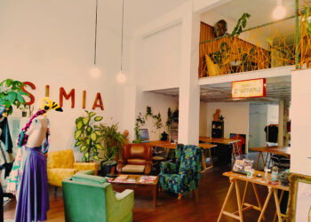 Trueque de ropa en el mercadillo Reciclado de Vigo: cambia tres prendas que no utilizas