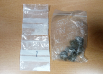 Identificados dos menores en el barrio de Navia por intentar vender hachís y cocaína