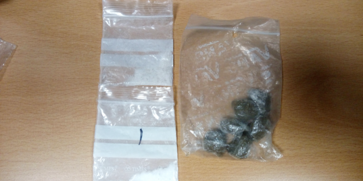 Identificados dos menores en el barrio de Navia por intentar vender hachís y cocaína