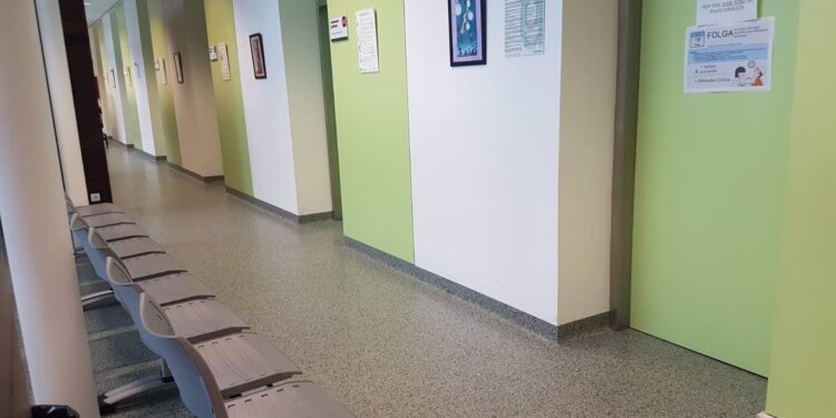 Los casos de gripe aumentan y obligan a posponer en Vigo operaciones quirúrgicas no prioritarias