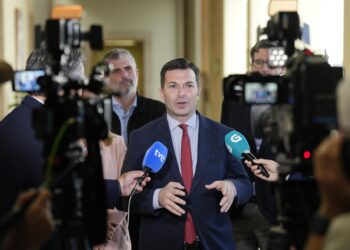 El exsecretrario general del PSdeG, Gonzalo Caballero, en declaraciones a los medios en el Parlamento de Galicia - Álvaro Ballesteros - Europa Press - Archivo