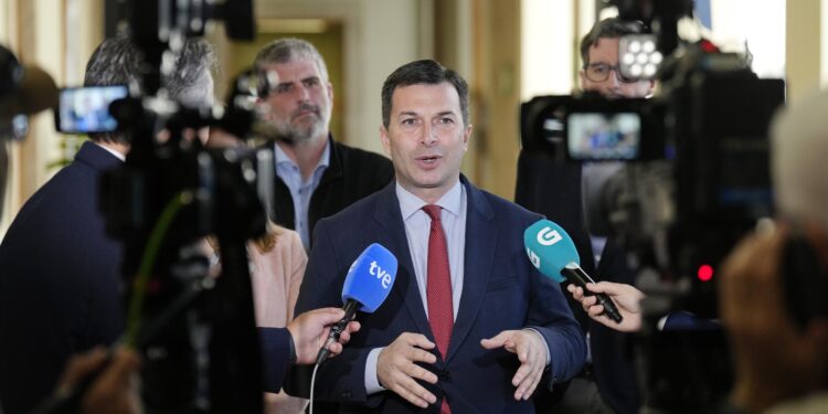 El exsecretrario general del PSdeG, Gonzalo Caballero, en declaraciones a los medios en el Parlamento de Galicia - Álvaro Ballesteros - Europa Press - Archivo