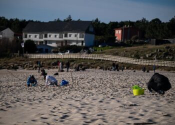 Los pellets de plástico estarán en la costa gallega «meses o años», advierten los pescadores